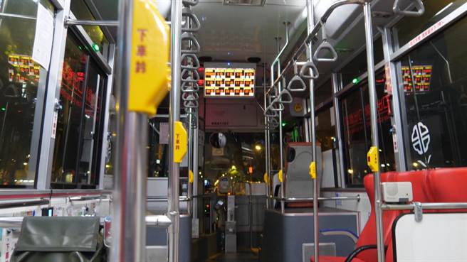 新北市2019年首创手机预约下车系统，但该系统近期更换APP，民眾反映公车面板常出现当机问题。对此，台北客运总经理李建文表示，目前新APP还在测试中，因此有不少问题待解决，预计2个月内克服。（交通局提供）