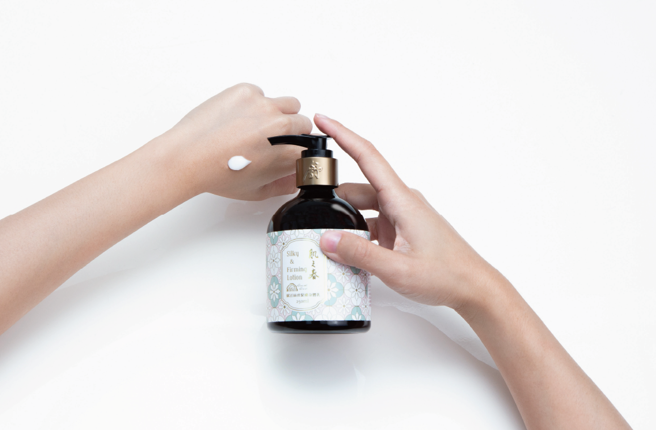 肌之春赋活丝滑紧肤身体乳添加有机草本精油及绿植配方，质地清爽细腻，适合在炎热夏季使用。(图/业者提供)