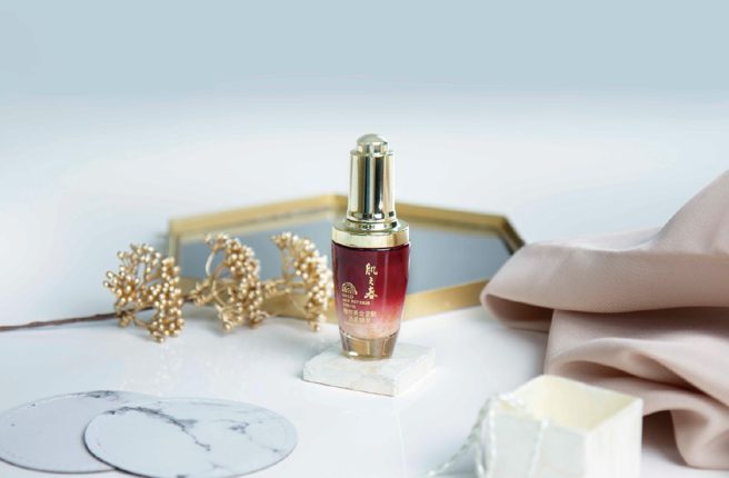 肌之春「黄金小红瓶」内含24K奈米金箔，实现1滴6倍浓缩极致保湿，帮助肌肤底层高效锁水。(图/业者提供)