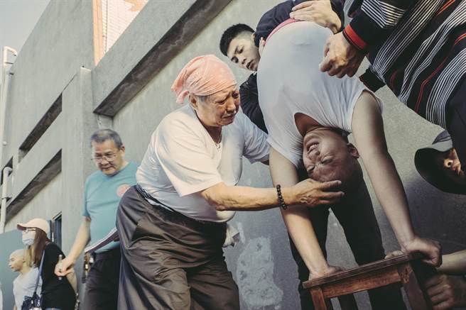 洪金宝在片场耐心指导小演员们的身手。（华映提供）