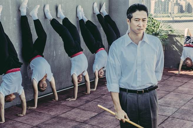 洪天明饰演洪金宝的师傅于占元。（华映提供）