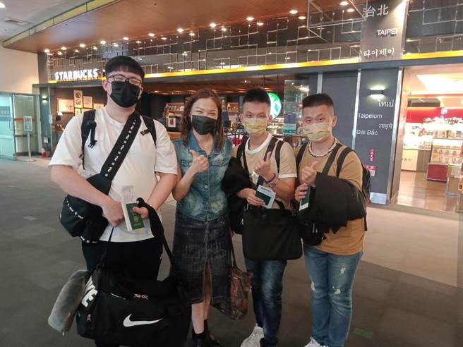 健行科大学子海外圆梦赴海外饭店米其林餐厅实习。(校方提供／吕筱蝉桃园传真)