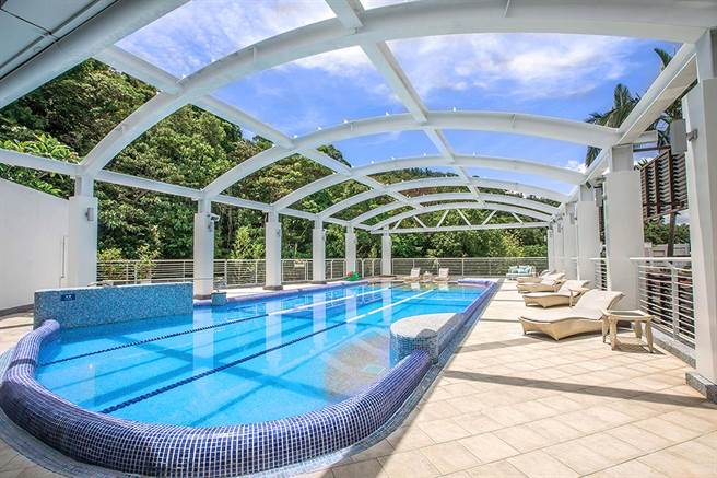 大地酒店露天泳池适合夏日旅程消暑放松。（大地酒店提供）