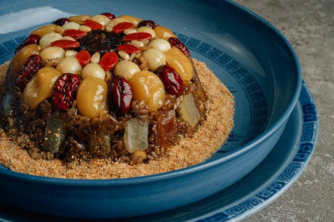 大地酒店为承袭酒家文化的精神与内涵，结合在地小农用心栽培的作物，推出桶柑八宝甜米糕。（大地酒店提供）