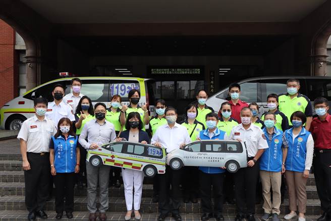 新竹縣長楊文科（前排中）代表接受三陽工業捐贈救護車與醫療巡迴車。（邱立雅攝）