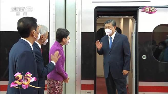 習近平伉儷下午約3時15分乘坐高鐵抵港。(央視)