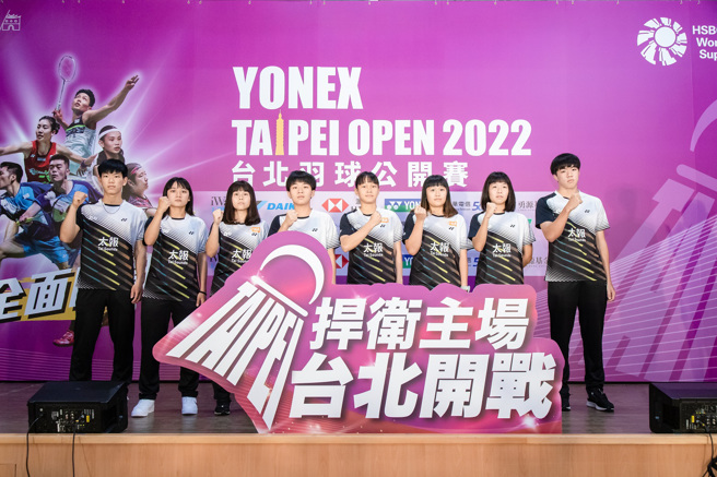 台北羽球公開賽啟動儀式，青少年選手柯若瑄(中)領軍誓師。(圖/教育部體育署提供)