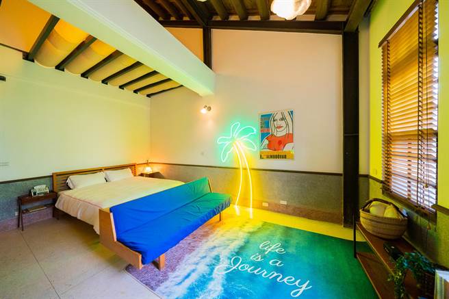 「airC＆C」結合各式元素打造主題房，圖為南洋海灘風的「海島主題房」。（黑松提供）