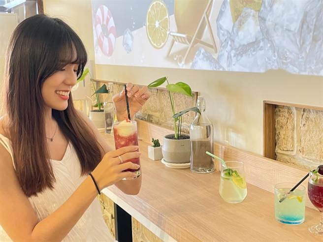 「airC＆C」以葡萄、檸檬混搭酷爽氣泡開賣新特調，民眾也能到一樓暢飲閒聊。（朱世凱攝）