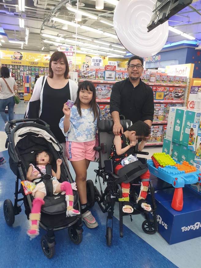 邓馨庭与田安克是全台唯一收寄养、监护极重症儿童，并同时创立关怀协会的跨国婚姻夫妻，专门服务重度自闭、脑麻等特殊儿童，帮助他们有家庭生活；家中也收养2位中重度脑麻女童，提供爱的家庭环境，陪伴她们成长。（邓馨庭提供／崔正纲高雄传真）