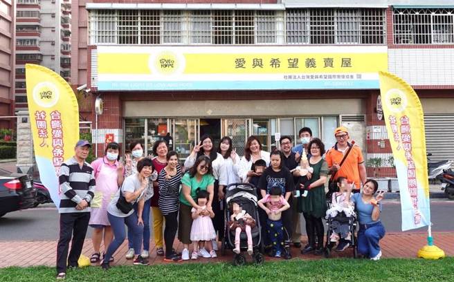 邓馨庭创立「爱与希望国际关怀协会」希望能得到大眾的支持，共同帮助许多弱势儿童，使他们能平安长大，接轨社会回到正常生活。（邓馨庭提供／崔正纲高雄传真）