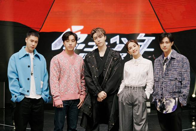 陈立农（中）与导师坤达、Ella、王子开心合照。（野火娱乐提供） 