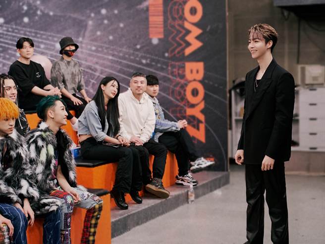 陈立农（右）跟选手小孩（左二）相见欢。（野火娱乐提供）