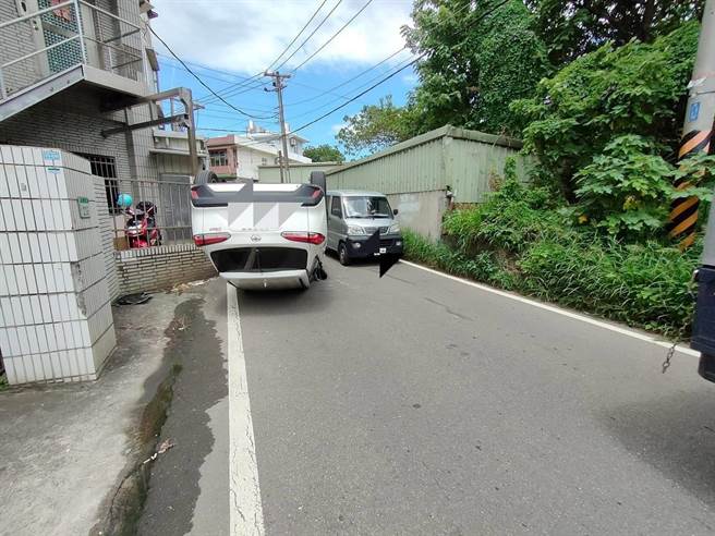 施姓男子駕駛轎車，30日在桃園市桃園區會車意外翻覆。（翻攝照片）