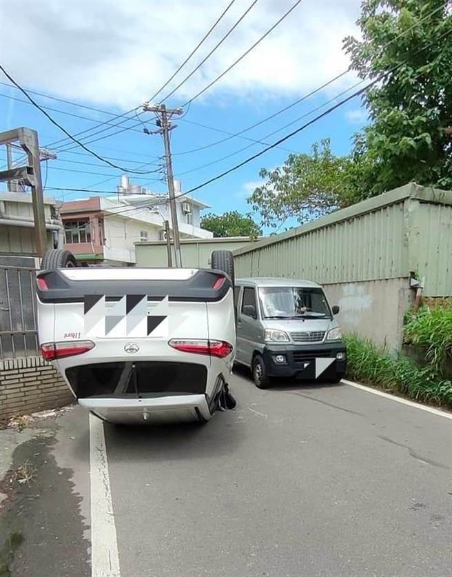施姓男子駕駛轎車，30日在桃園市桃園區會車意外翻覆。（翻攝照片）