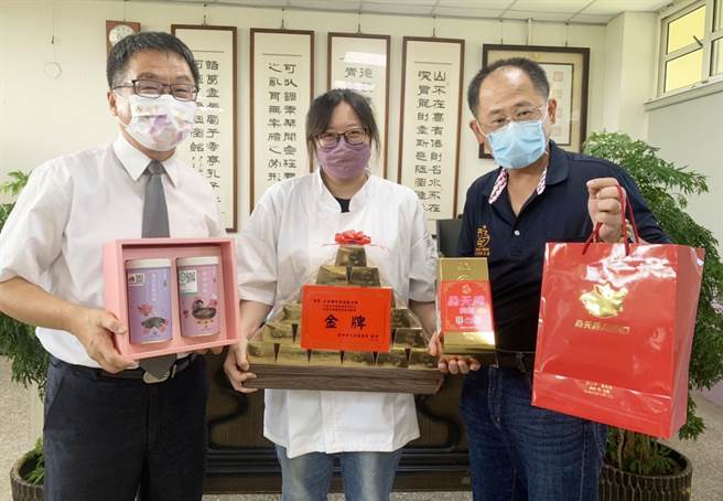 大安国中老师李庭欢（中）荣获荷兰国际餐饮挑战赛金牌殊荣，大安农会总干事蔡建宗（右）今天特前往祝贺。（大安农会提供／陈世宗台中传真）