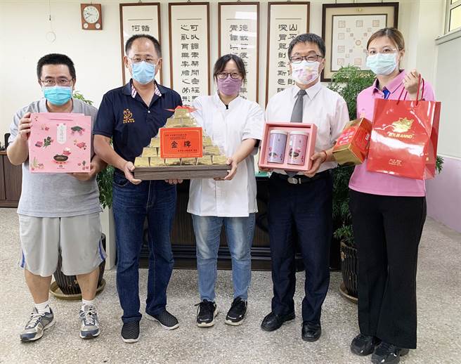 大安农会总干事蔡建宗（左二）特感谢李庭欢（中）老师，将农会原味肉松融用在产品中，为地方传统农业缔造新荣景。（大安农会提供／陈世宗台中传真）