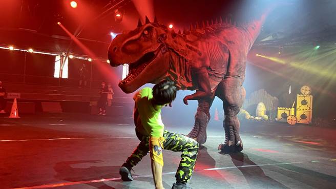 今年擬真科技恐龍首次磅礡登場，將參與親子探索劇場演出及踩街活動，與民眾互動體驗，精彩特效表演令人期待。（吳佩蓉攝）