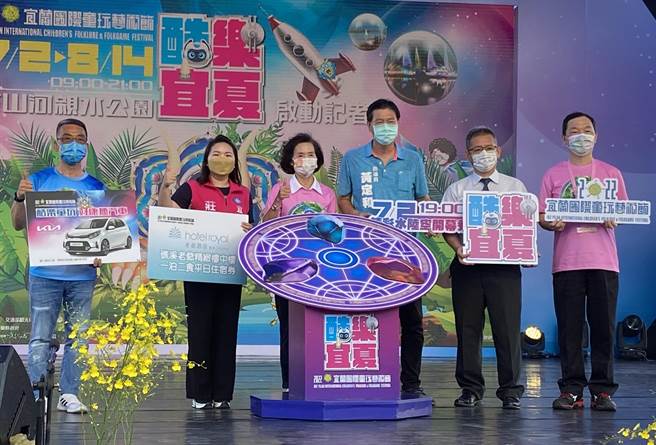 今（30日）童玩節記者會現場，果然劇團舞者帶來出神入化的各式火舞特技，震撼舞台效果讓人目不轉睛。（吳佩蓉攝）