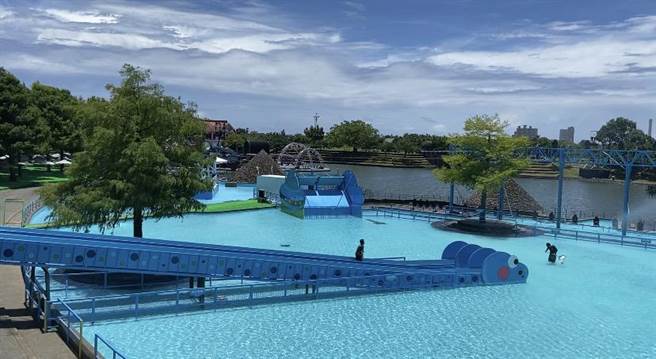 7月2日晚上開幕展演，將呈現結合水陸空三大舞台區，及全台首創立體燈光水舞秀，以「時空探索」為活動主軸，結合火舞、雷射、LED火光科技，並融入高空特技及水上芭蕾、煙火秀。（吳佩蓉攝）