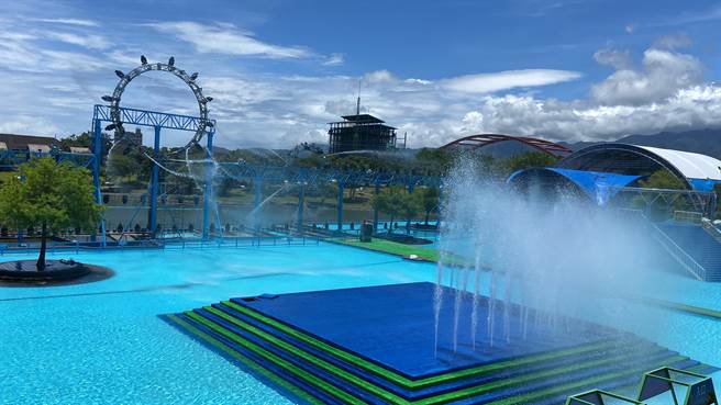 7月2日晚上開幕展演，將呈現結合水陸空三大舞台區，及全台首創立體燈光水舞秀，以「時空探索」為活動主軸，結合火舞、雷射、LED火光科技，並融入高空特技及水上芭蕾、煙火秀。（吳佩蓉攝）