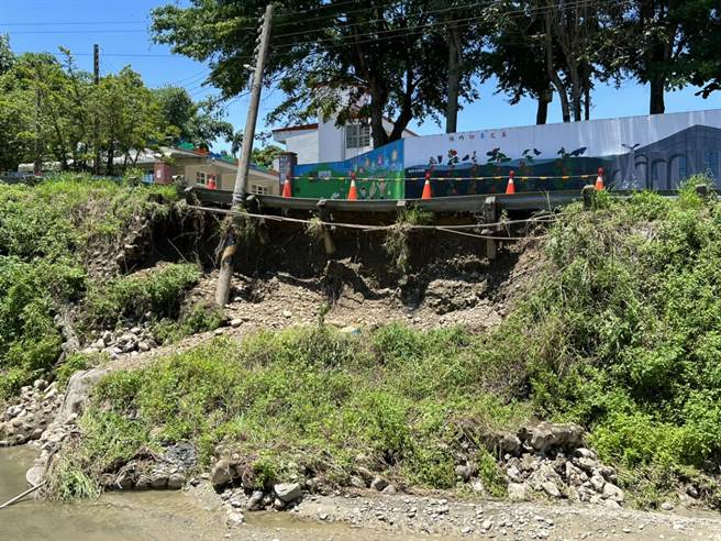 雲林縣林內鄉林中國小後方路基坍方嚴重。（周麗蘭攝）