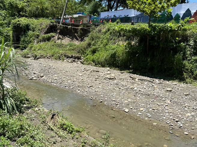 雲林縣林內鄉林中國小後方路基坍方嚴重。（周麗蘭攝）