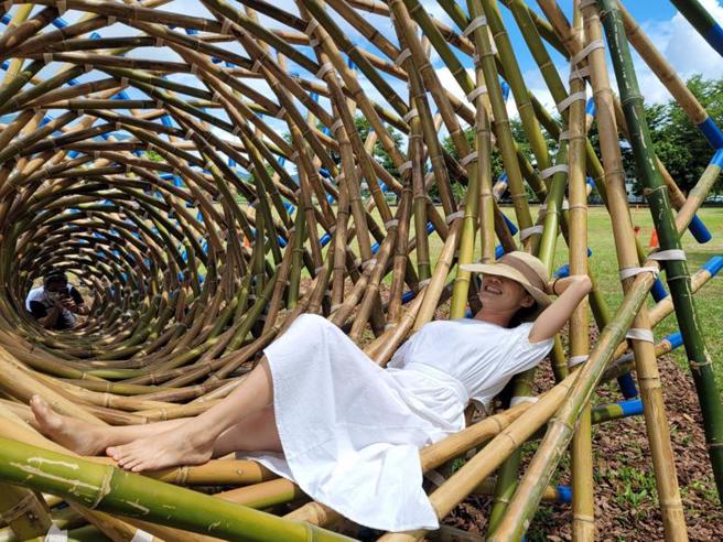 台东纵谷大地艺术季将于7月1日登场，今年邀请10组艺术家到台东纵谷借景创作，作品设置在农村少为人知的绝美秘境，盼让民眾深入乡野，发掘农村各处有趣的旅游魅力。图为土耳其艺术家Varol Topac与香港艺术家胡梓康、郭笑仪的作品「涵化」。（图/ 中央社）