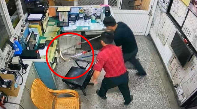  一條保育類黑眉錦蛇日前闖進南投縣消防局水里分隊，嚇得值班員大喊「學長有蛇」叫支援，最後2人分持2支捕蛇夾抓進鐵籠。（圖/ 中央社）
