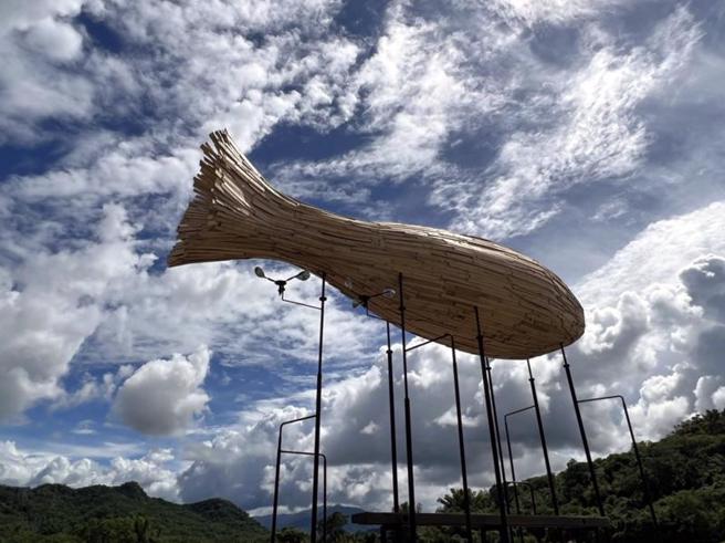 台东纵谷大地艺术季7月1日登场，今年邀请10组艺术家参与创作，以不同的艺术创作姿态，诠释纵谷农村的处处精彩。图为台湾艺术家李维睦作品「在一朵像鱼的云下看风景」。（图/ 中央社）