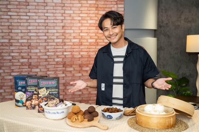 杨铭威为《来吧！营业中》的美食商品担任宣传大使，今进棚拍宣传影片。（TVBS提供）