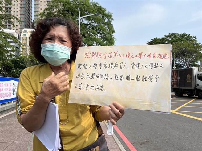 海上皇宫债权人戴小姐30日下午到高雄地院抗议，控诉自己高达5600多万的债权就这样泡汤，不排除提国赔。高雄地院声明强调，过程依法执行，无不法或失当之处。（袁庭尧摄）