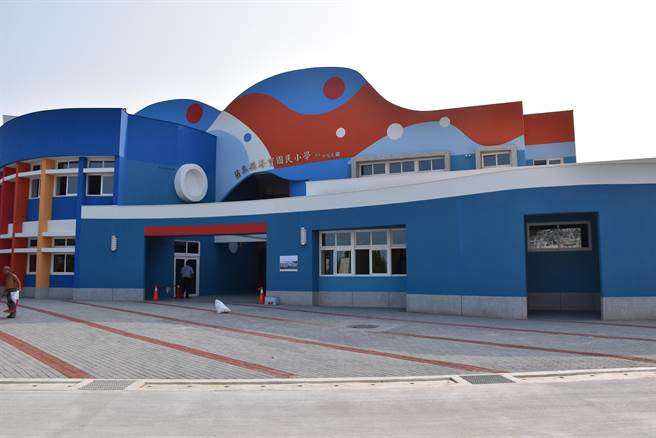 後龍鎮海寶國小寶瀚樓是以遠洋大船造型，配合海軍藍亮眼顏色，成為苗栗海線打卡新亮點。（謝明俊攝）