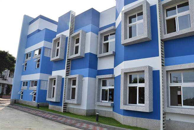 後龍鎮海寶國小寶瀚樓臨海一面以藍白色為主，獲得2022年建築園冶獎。（謝明俊攝）