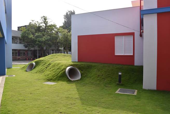 海寶國小寶瀚樓模仿天線寶寶隧道提供小朋友們童趣的玩樂環境。（謝明俊攝）