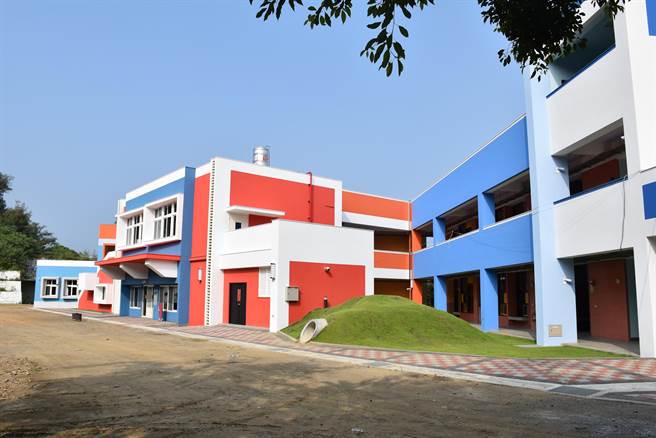 後龍鎮海寶國小寶瀚樓以海船為設計概念，獲得2022年建築園冶獎。（謝明俊攝）