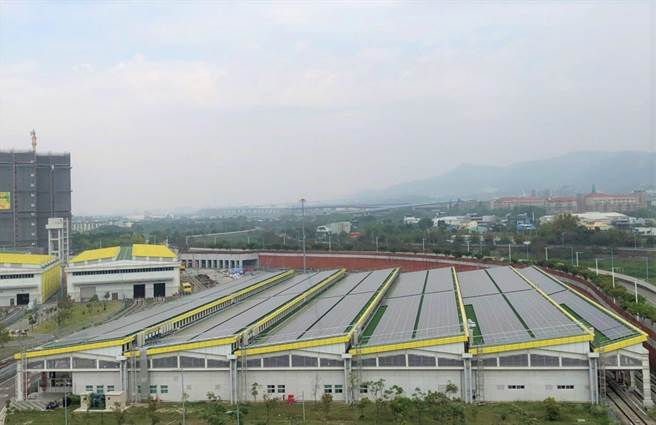 台中捷運北屯機廠太陽光電發電設備，為目前軌道業最大單一案場。（中捷提供／謝瓊雲台中傳真）