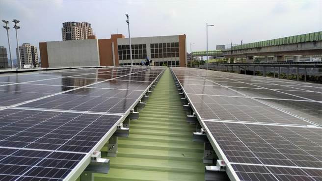 台中捷運北屯機廠利用廠房屋頂與停車場空間，架設太陽能板發電設備。（中捷提供／謝瓊雲台中傳真）