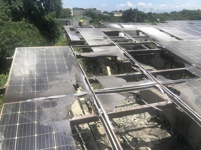 台南市新市区潭顶掩埋场后方太阳能光电场30日上午10点多传出火警，幸好无人伤亡。(读者提供／刘秀芬台南传真)