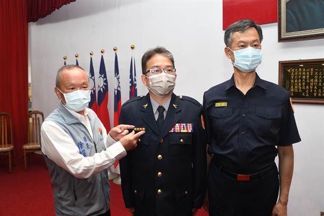 苗栗縣長徐耀昌替新昇任縣警局公關科長陳健民授予二線四星階級。（苗栗縣警局提供／謝明俊苗栗傳真）