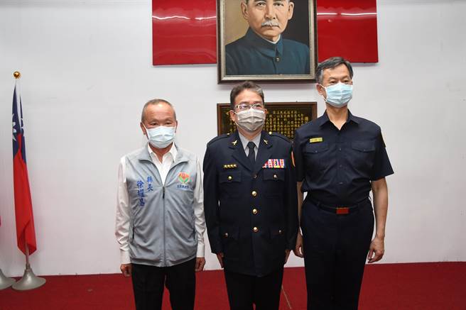 苗栗縣長徐耀昌替新昇任縣警局公關科長陳健民授予二線四星階級。（苗栗縣警局提供／謝明俊苗栗傳真）
