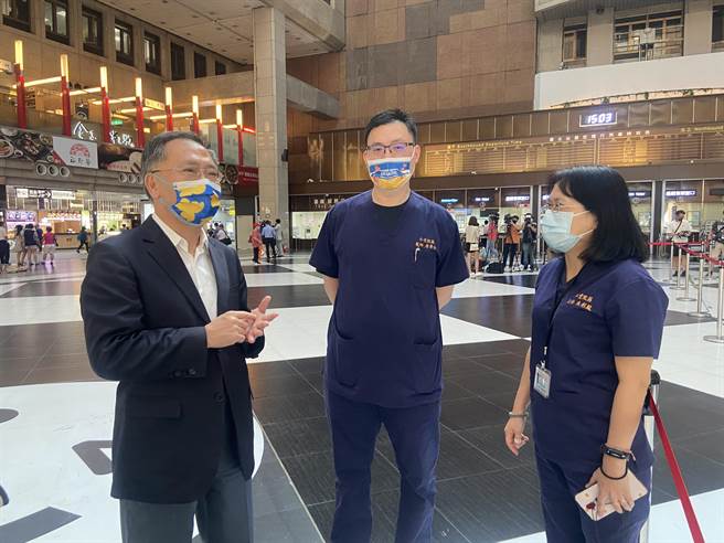 台北车站中型接种站将于明日退场，台北市副市长蔡炳坤（左一）今日前往视察，并且感谢各个团队的付出。