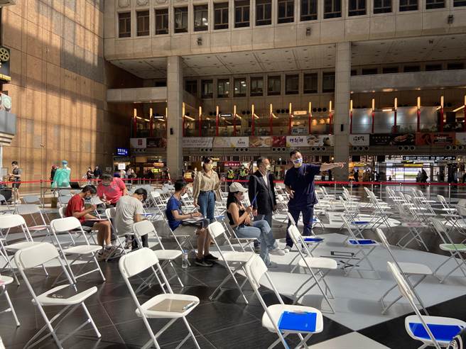 台北车站中型接种站将于明日退场，台北市副市长蔡炳坤（右二）今日前往视察，并且感谢各个团队的付出。