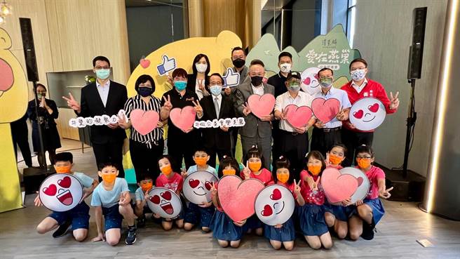 知名建设品牌「清景麟建筑团队」今(30日)举办「爱在燕巢」公益捐赠记者会。（柯宗纬摄）