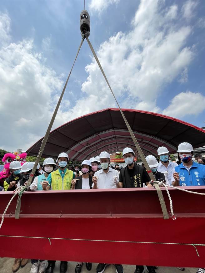 台铁彰化车站后站立体停车场新建工程，30日举行上梁典礼，彰化县长王惠美、立委黄秀芳、彰化长林世贤等一起出席。（吴敏菁摄）