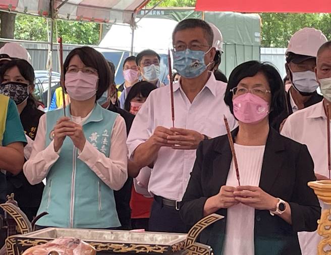 彰化县长参选人王惠美、黄秀芳双女对决，30日上午一起参加 「台铁彰化车站后站立体停车场新建工程」上梁典礼。（吴敏菁摄）