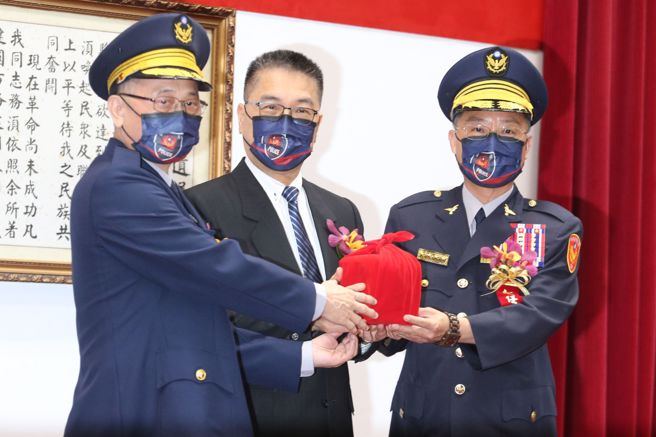 警政署30日举行新旧任署长交接典礼，内政部长徐国勇（中）亲自出席主持，徐国勇会后离去前，勉励新任署长黄明昭（右），期许要继续努力。（杜宜谙摄）