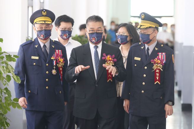 警政署30日举行新旧任署长交接典礼，内政部长徐国勇（中）亲自出席主持，徐国勇会后离去前，勉励新任署长黄明昭（右），期许要继续努力。（杜宜谙摄）