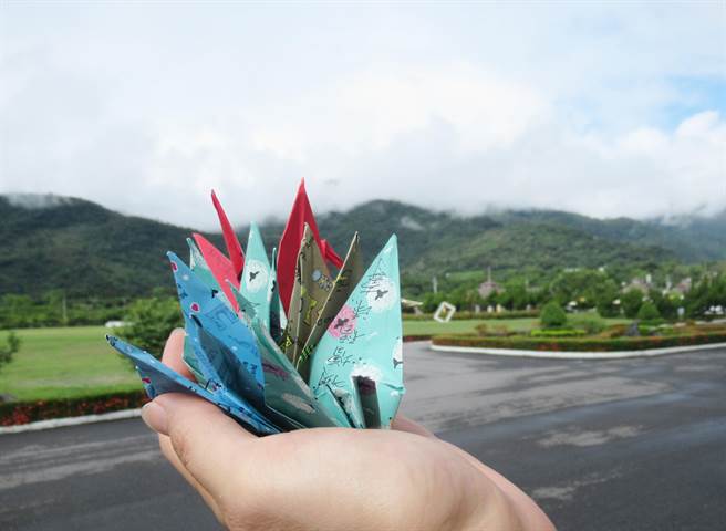 法务部矫正署台东戒治所有收容人母亲病危，室友折纸鹤集气。（法务部矫正署台东戒治所提供／蔡旻妤台东传真）