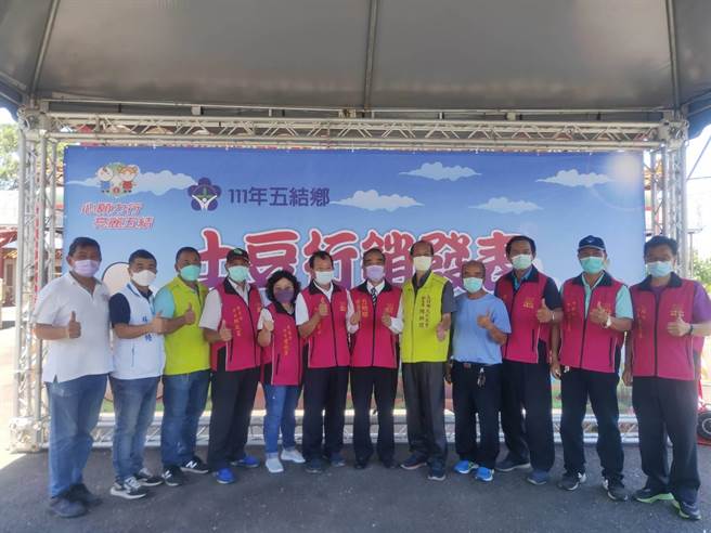 五结乡长沈德茂表示，今年产量有点供不应求，但为增加农民收入，今（30日）特别在利泽村下褔褔德庙，举办「111年五结乡好事花生行销发表」，现场让民眾体验如何盐炒料理花生，盼能提高产值，带动地方产业发展。（五结乡公所提供／吴佩蓉宜兰传真）